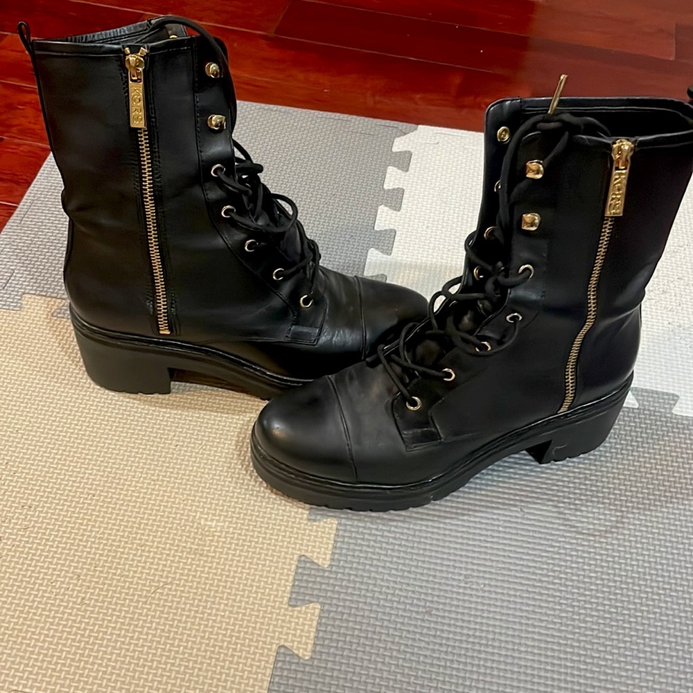 Michael Kors Combat boots Black & gold.